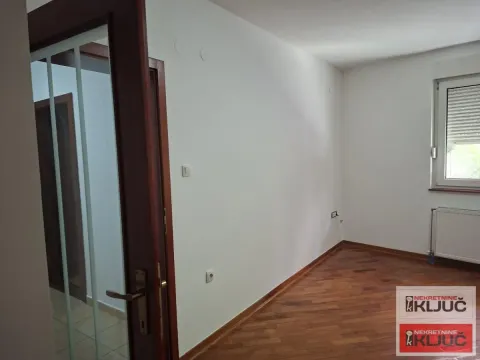 Prazna soba sa parketom i belim zidovima. - image 5