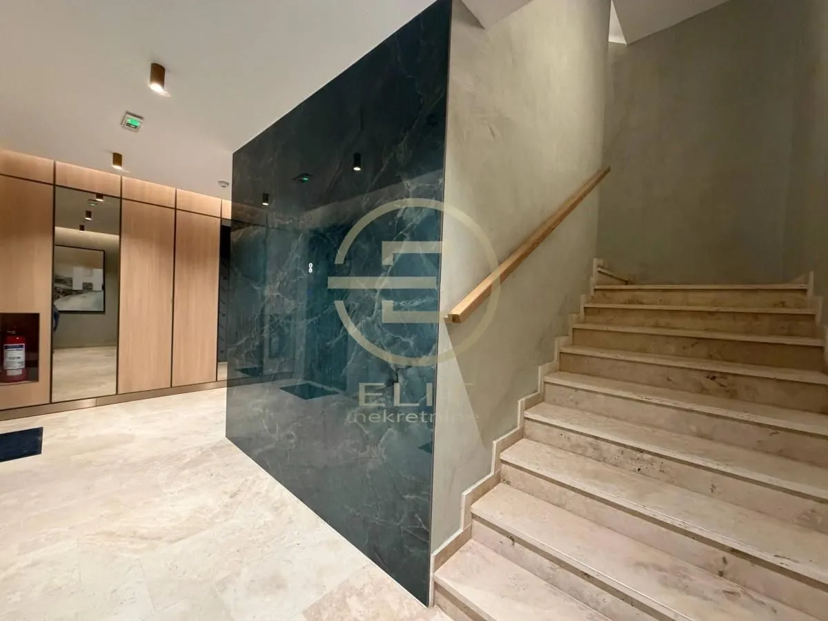 Izdavanje, stan, 126m², Stari grad, Novi Sad