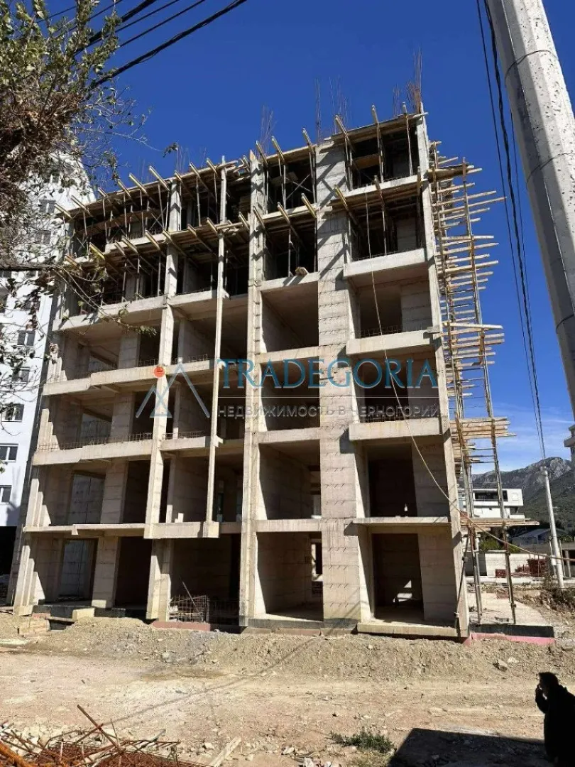 Stambena zgrada u izgradnji sa betonskom konstrukcijom.