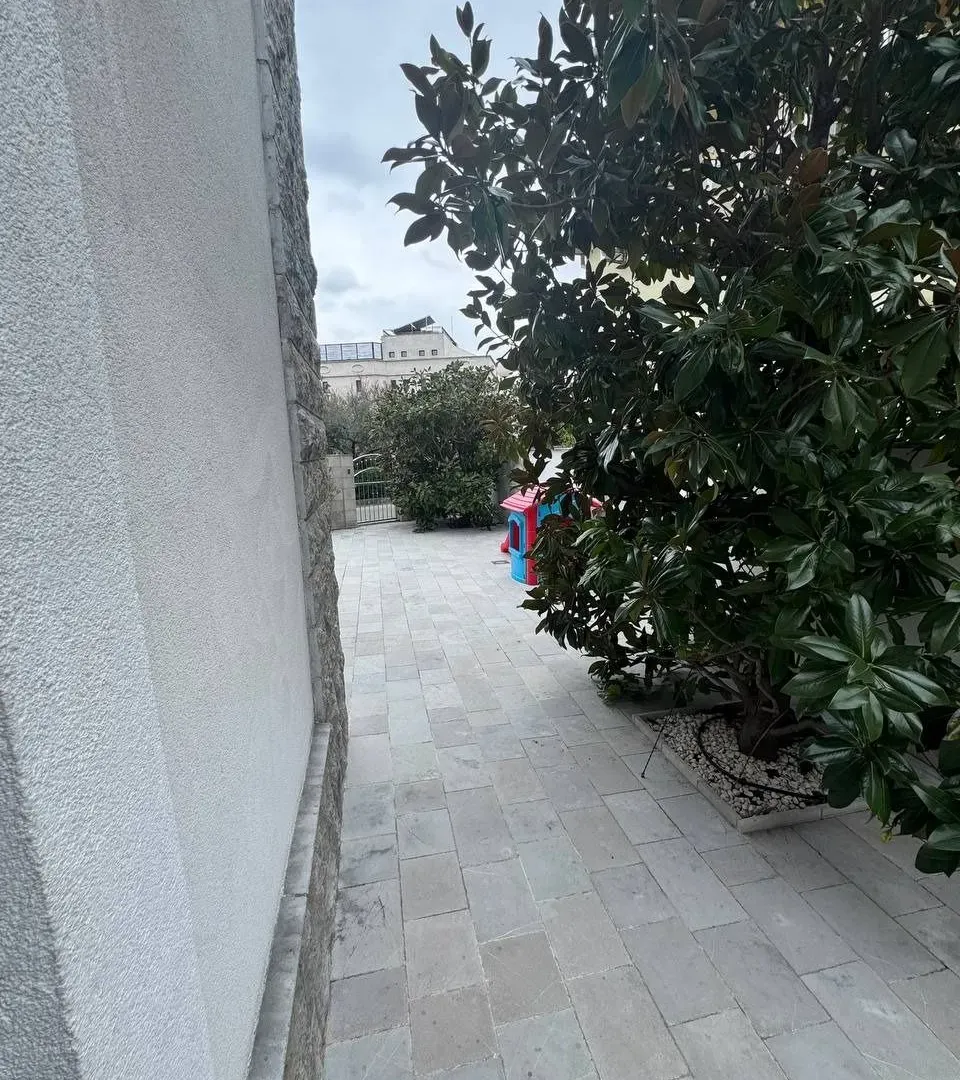 Izdavanje, dvosoban stan, 75m², Centar, Tivat