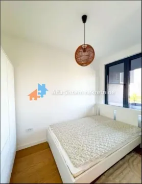 Spavaća soba sa bračnim krevetom, belim ormarom i prozorom. - image 8