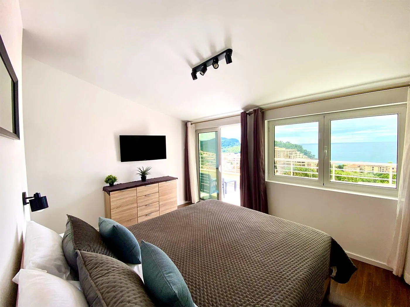 Furnished bedroom with a double bed and a sea view.