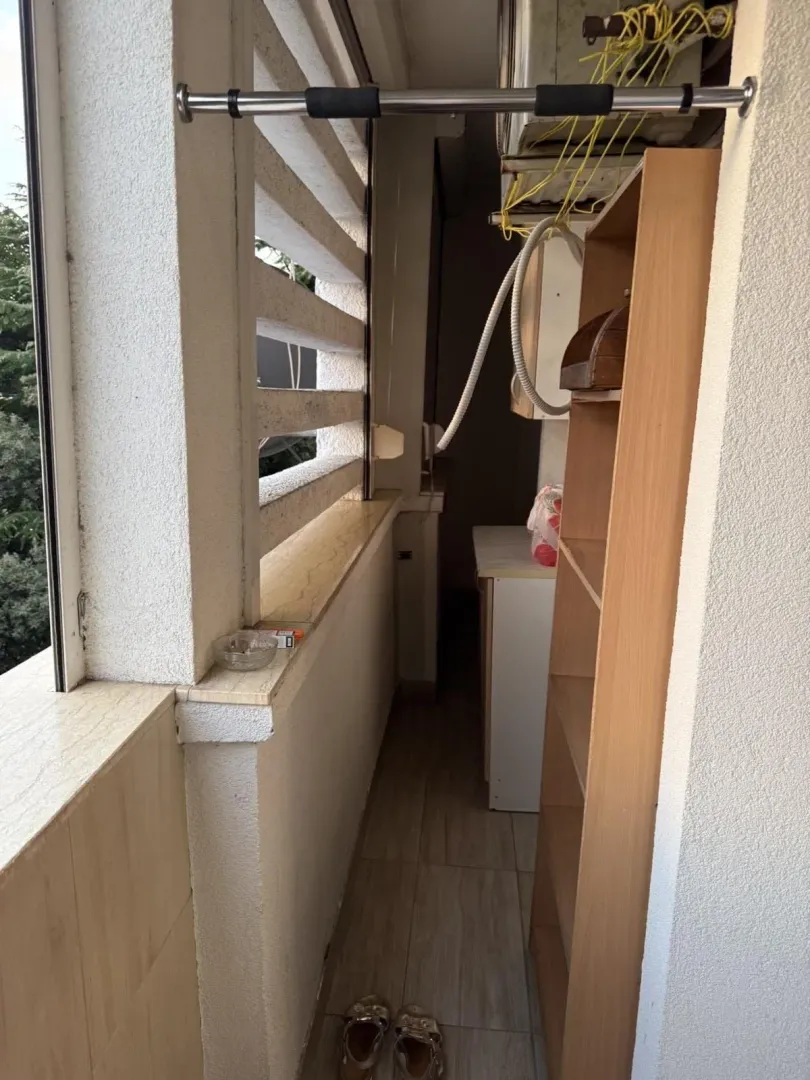 Manji natkriveni balkon sa policom za odlaganje i sušilom za veš.