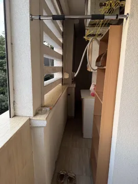 Manji natkriveni balkon sa policom za odlaganje i sušilom za veš. - image 9