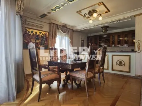 Izdavanje, četvorosoban stan, 140m², Savski Venac, Beograd