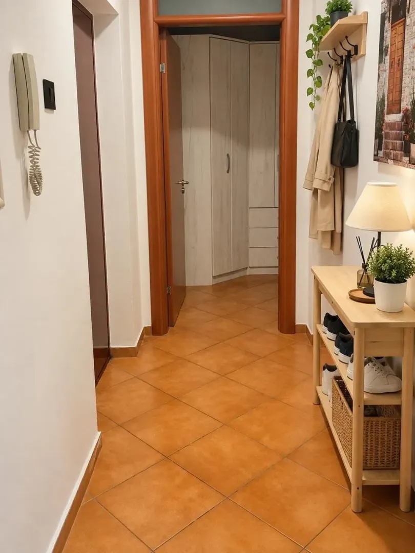 Izdavanje, dvosoban stan, 105m², Centar, Tivat