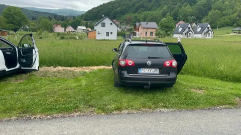Pogled na dvorište i okolne kuće sa parkiranim automobilom u prednjem planu. - image 4
