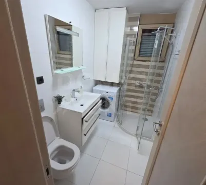 Moderne i uredno opremljeno kupatilo sa tuš kabinom i mašinom za veš. - image 7