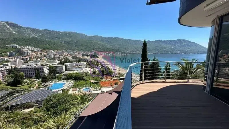 Pogled sa prostrane terase na more i obalu.