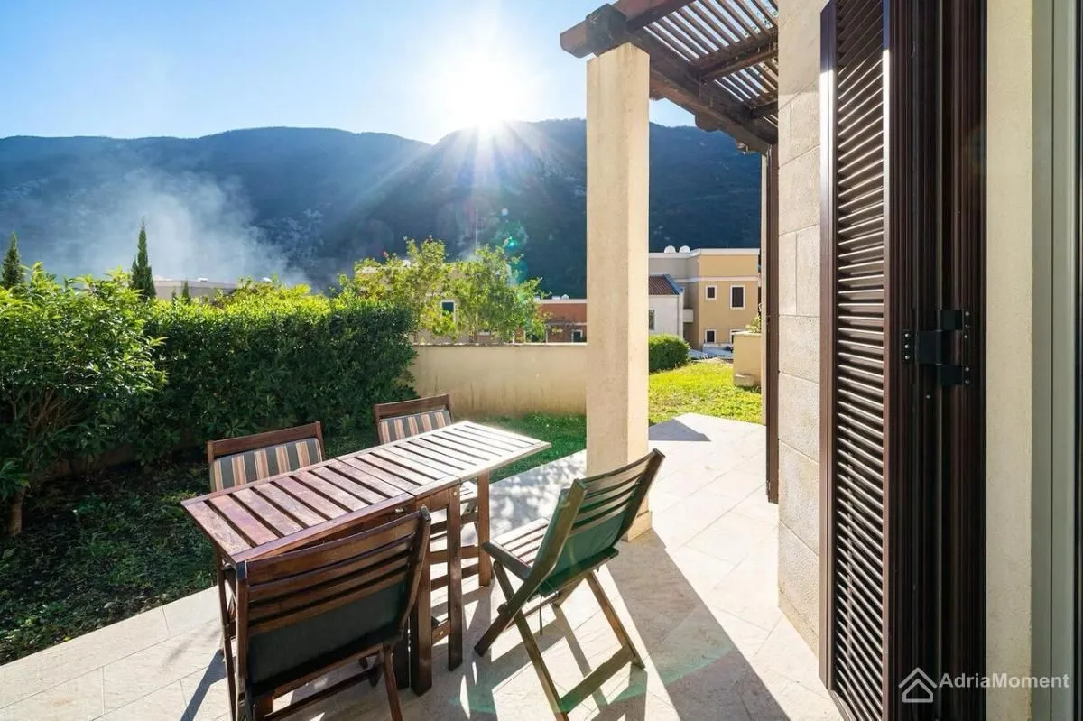 Prodaja, dvosoban stan, 84m², Morinj, Kotor