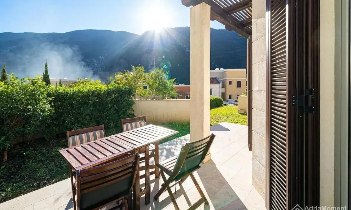 Sale, two bedroom apartment, 84m², Morinj, Kotor