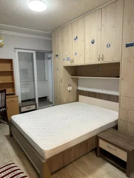 Namještena spavaća soba sa bračnim krevetom i ugradnim plakarima. - image 3