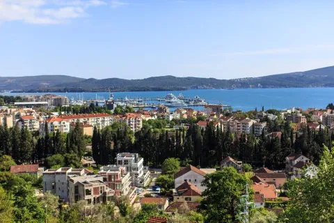 Panoramski pogled na grad i more sa marinom u daljini. - image 16