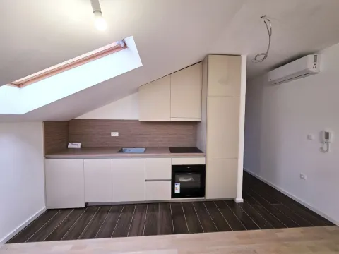 Moderna kuhinja u potkrovlju sa ugradnim elementima i krovnim prozorom. - image 4