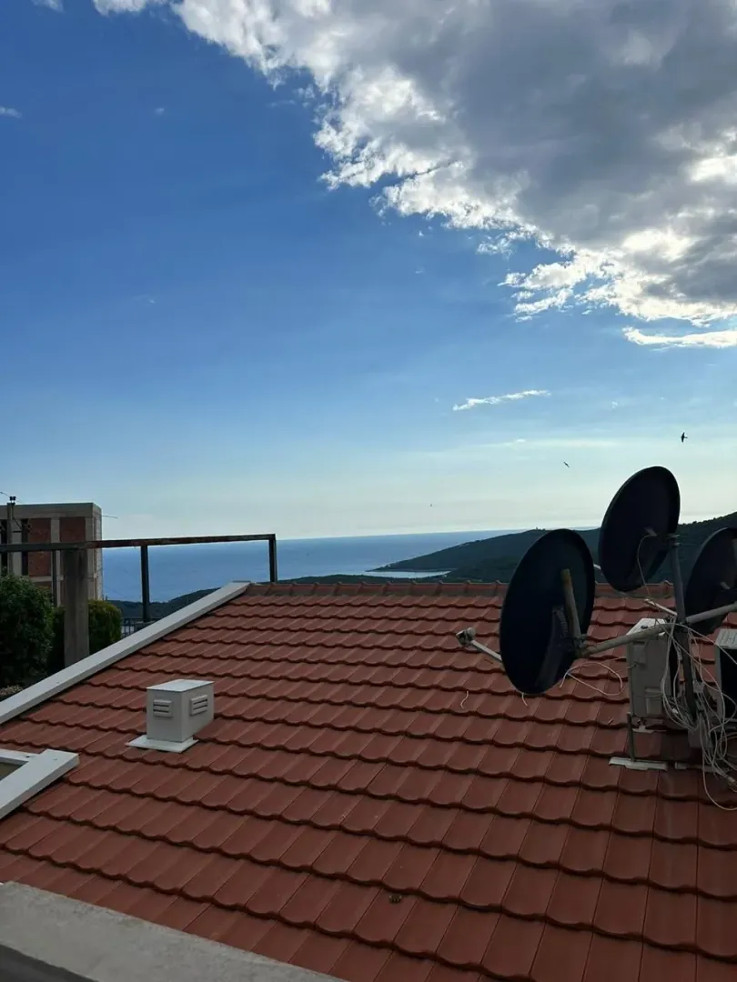 Pogled na more sa terase sa krovom od crijepa.