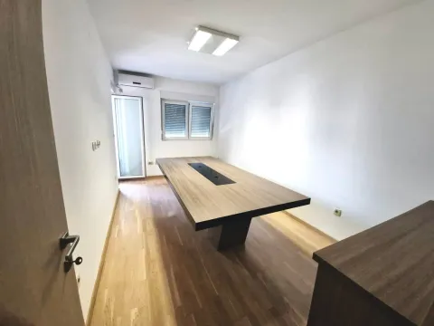 Izdavanje, trosoban stan, 75m², City Kvart, Podgorica - image 23