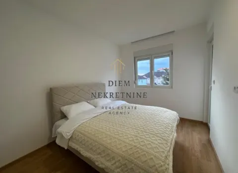 Bright and tidy bedroom with a double bed. - image 11