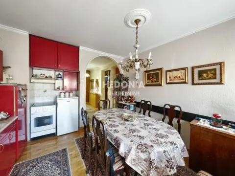 Tradicionalna kuhinja sa trpezarijom i crvenim elementima. - image 6