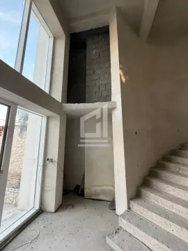 Unutrašnjost objekta u izgradnji sa stepeništem i velikim prozorima. - image 12
