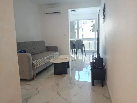 Izdavanje, jednosoban stan, 47m², Budva, Crna Gora