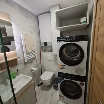 Savremeno opremljeno kupatilo sa veš mašinom i sušilicom. - image 9