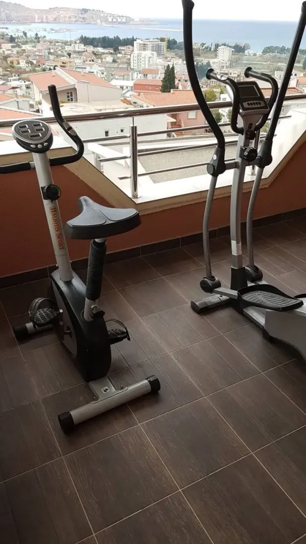 Terasa sa spravama za vježbanje i pogledom na grad.