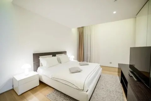 Svijetla spavaća soba sa bračnim krevetom i televizorom. - image 7