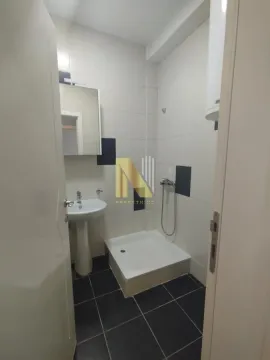 Pogled na kupatilo sa umivaonikom i tuš kabinom. - image 15
