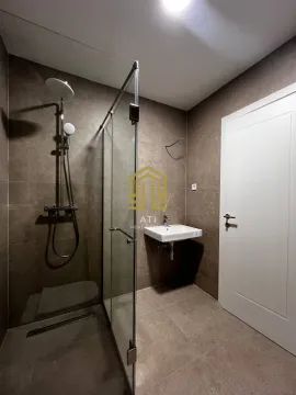 Moderne kupatilo sa tuš kabinom i umivaonikom. - image 5