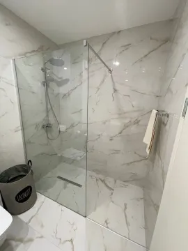 Moderno kupatilo sa prostranom tuš kabinom i elegantnim pločicama sa dezenom mermera. - image 13