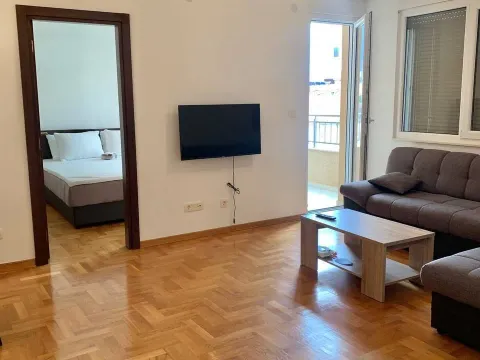 Izdavanje, jednosoban stan, 47m², Centar, Budva - image 1