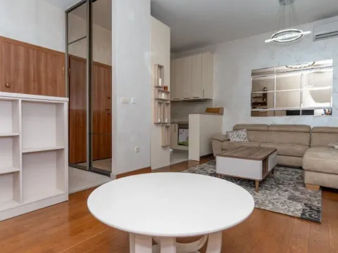 Izdavanje, trosoban stan, 86m², Stara Varoš, Podgorica - image 3