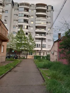 Spoljašnji izgled višespratne stambene zgrade sa prilaznim putem i zelenilom. - image 9