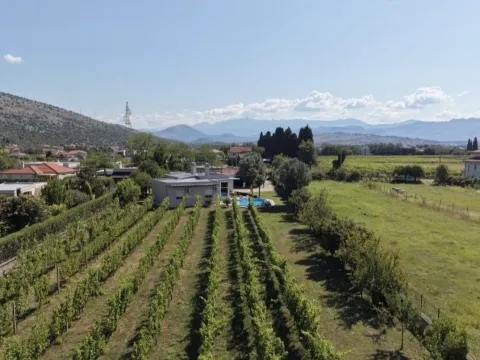 Rent, house, 250m², Tološi, Podgorica - image 8