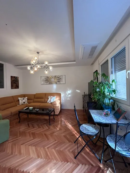 Izdavanje, dvosoban stan, 60m², Centar, Cetinje