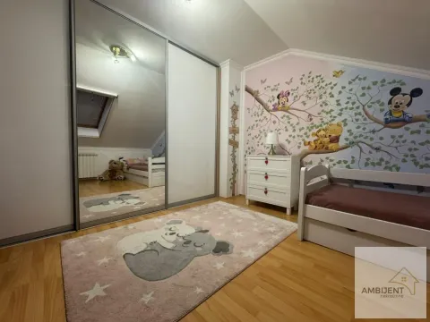 Dečja soba sa krevetom, velikim ormarom sa ogledalom i tapetom sa motivima crtanih likova. - image 10