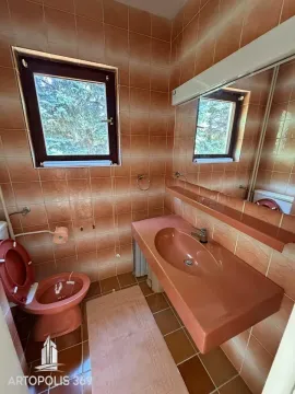 Kupatilo obloženo keramičkim pločicama sa prozorom. - image 16