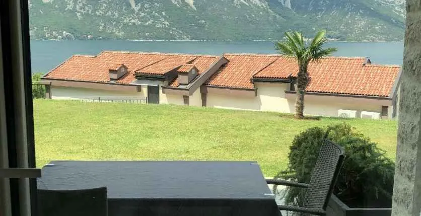 Pogled sa terase na dvorište i zaliv.