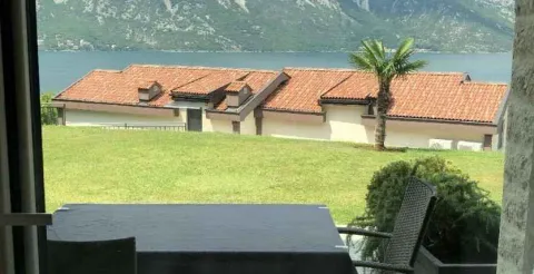 Pogled sa terase na dvorište i zaliv. - image 3