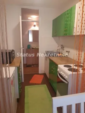 Manja kuhinja sa zelenim kuhinjskim elementima i šporetom. - image 7