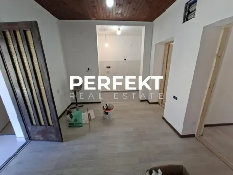 Prazna prostorija u toku renoviranja sa drvenim plafonom i postavljenim laminatom. - image 15