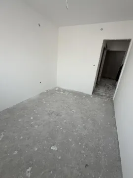 Prazna prostorija u toku građevinskih radova sa bijelim zidovima i vratima koja vode u hodnik. - image 6