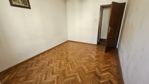 Prazna soba sa parketom i otvorenim drvenim vratima. - image 12