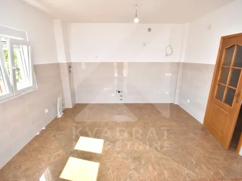 Izdavanje, kuća, 200m², Botun, Podgorica - image 5