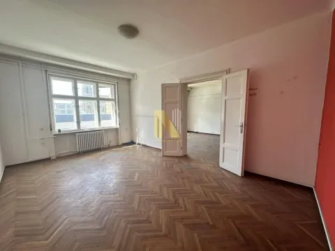 Prazna soba sa parketom i otvorenim vratima prema drugoj prostoriji. - image 2