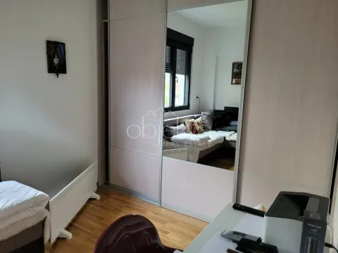 Spavaća soba sa velikim ugradnim ormarom sa ogledalom i krevetom. - image 9