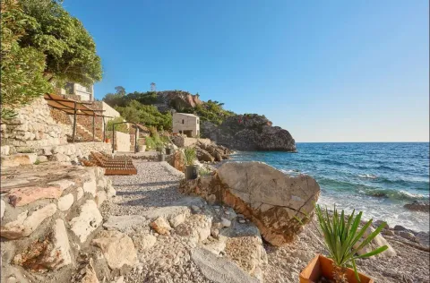 Pogled na uređenu obalu i plažu ispred nekretnine. - image 3