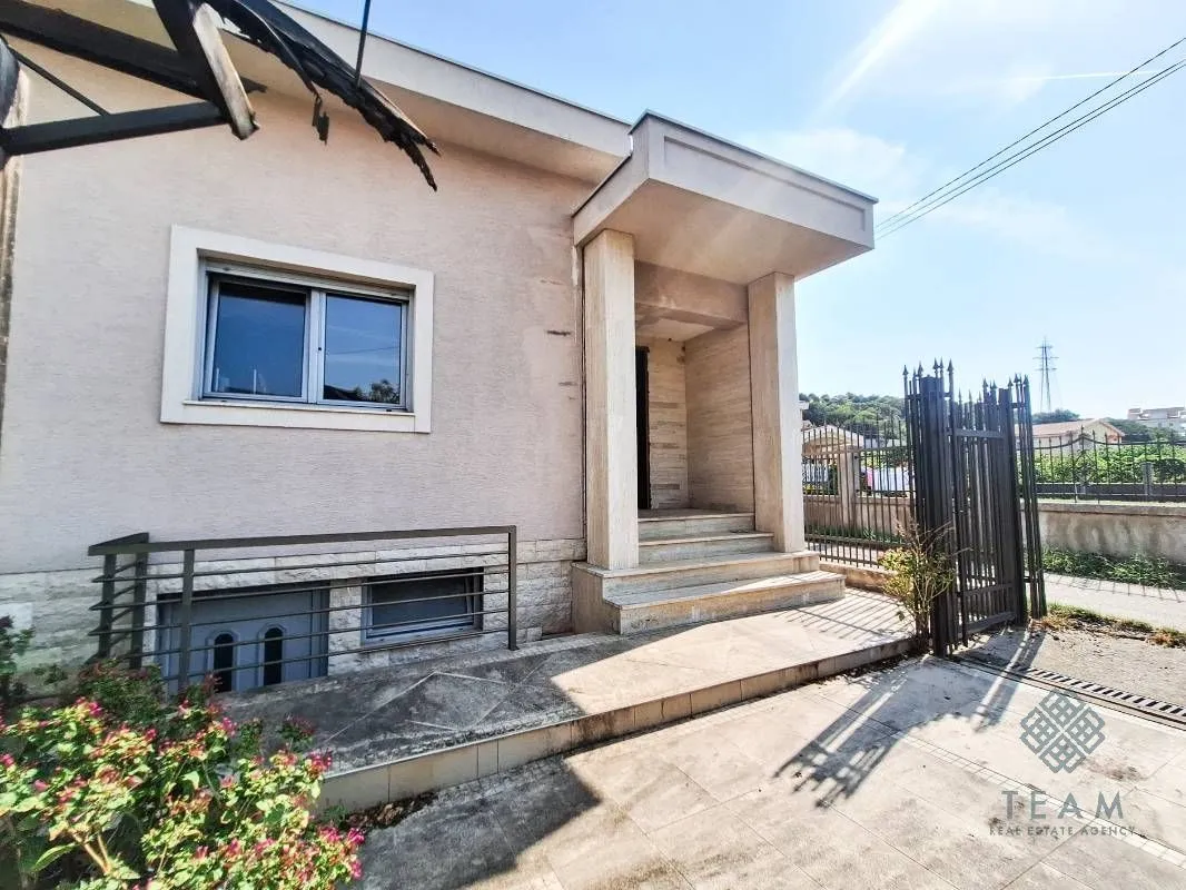 Prodaja, kuća, 228m², Dalmatinska ulica, Podgorica