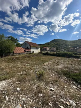 Pogled na plac i kuću sa okućnicom u seoskom okruženju. - image 5