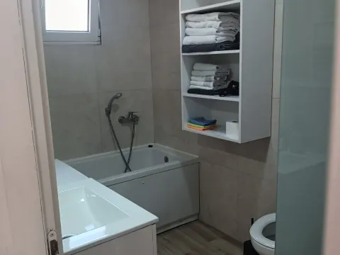 Izdavanje, trosoban stan, 80m², Gradiošnica, Tivat - image 15